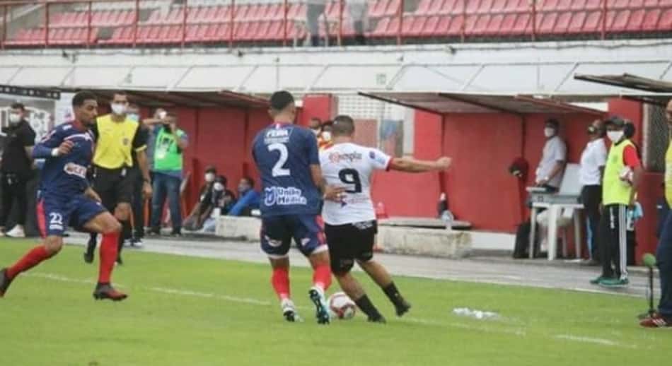 Com dois gols nos acréscimos, Atlético(BA) e Bahia de Feira ficam no empate no primeiro jogo da final do Campeonato Baiano