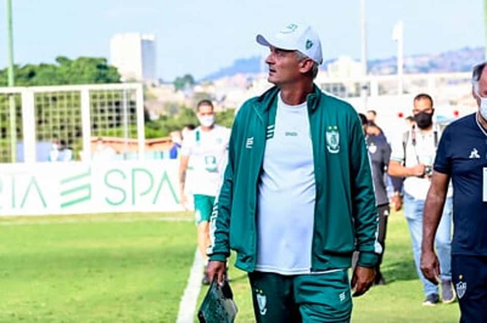 Lisca chora em sua despedida do América-MG e diz que saída não é para acertar com outro clube