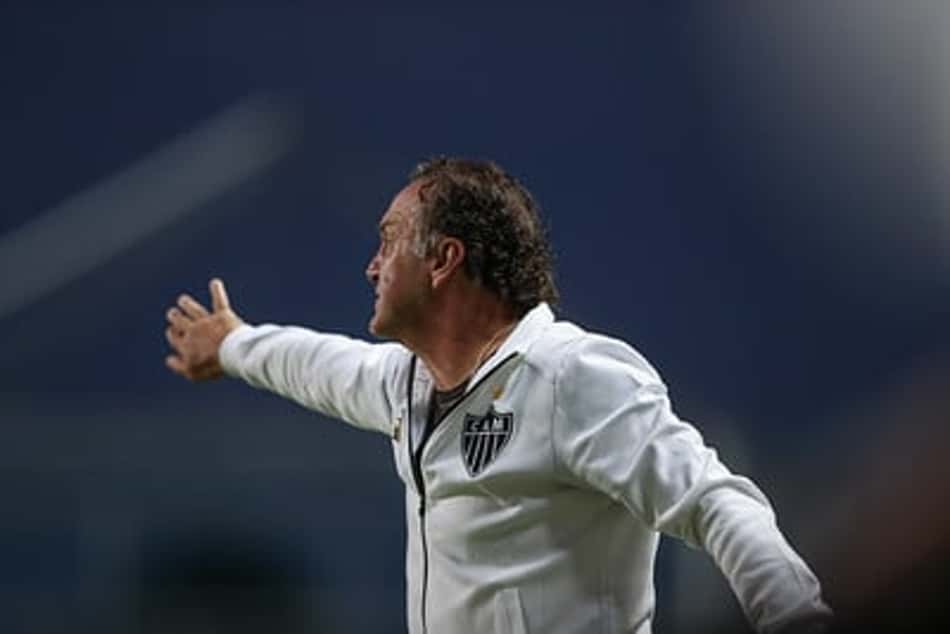 Não gostou! Cuca se irrita com pergunta sobre ataque do time