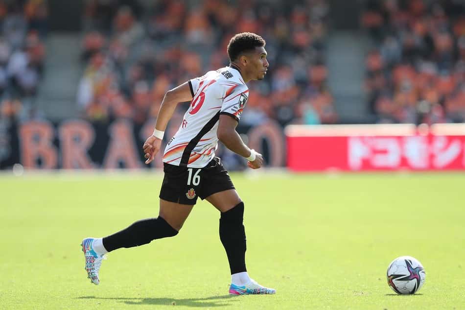 Responsável por 30% dos gols da equipe, Mateus Castro comemora boa fase no Nagoya Grampus