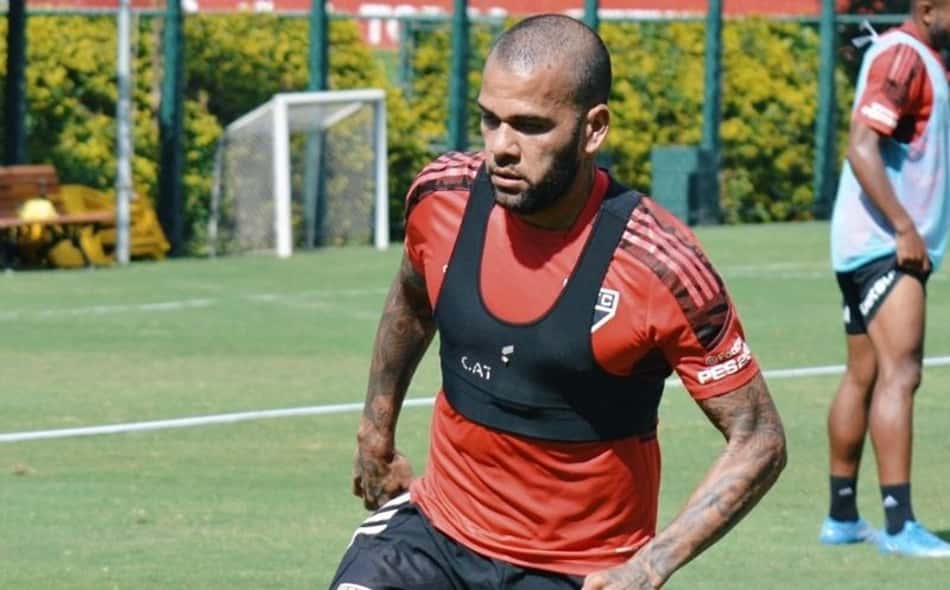 Daniel Alves treina com bola de novo e sinaliza retorno aos gramados pelo São Paulo