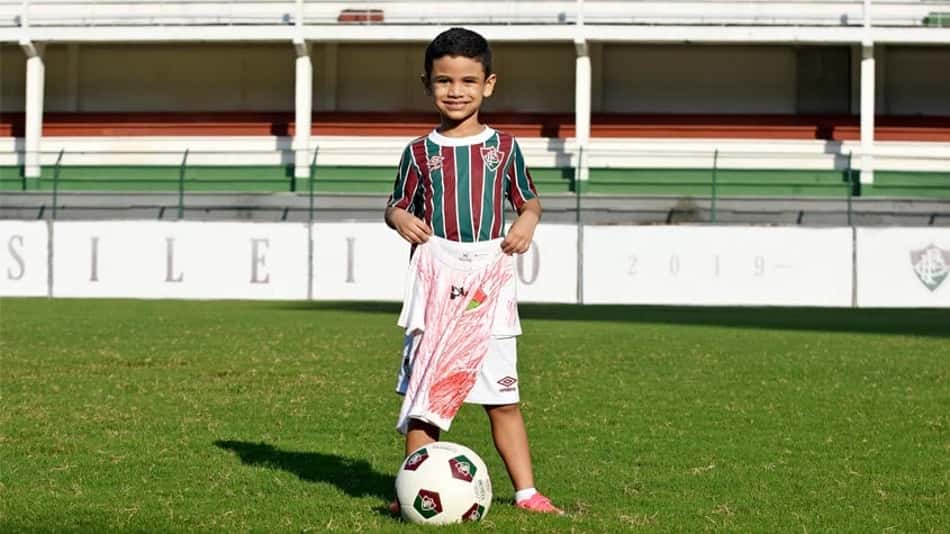 Fluminense presenteia criança que viralizou com camisa improvisada