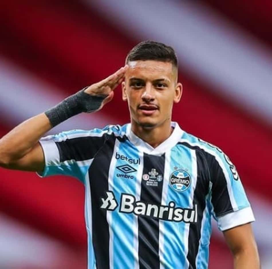 Ricardinho explica o motivo de ter atravessado o campo de joelhos