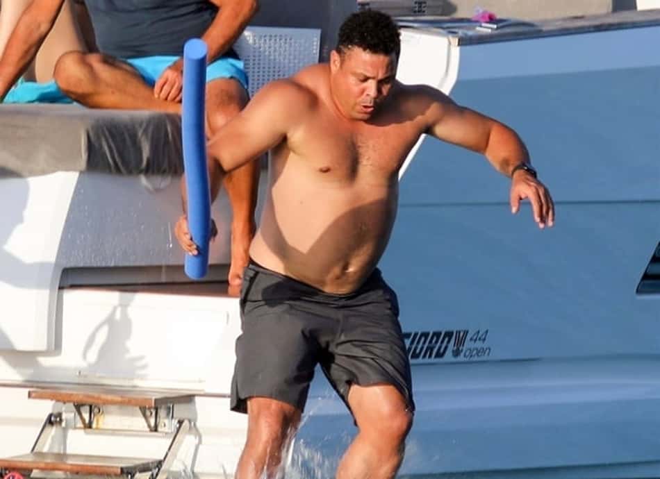 Ronaldo Fenômeno curte passeio de barco com ator global em praia na Espanha