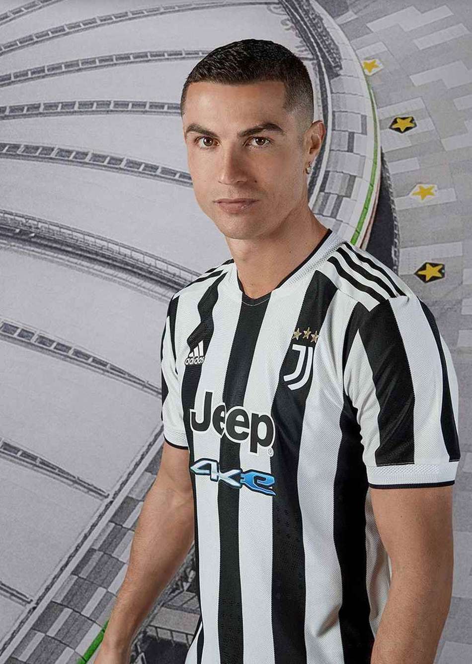 Com Cristiano Ronaldo de modelo, Juventus lança novo uniforme para a temporada 21/22
