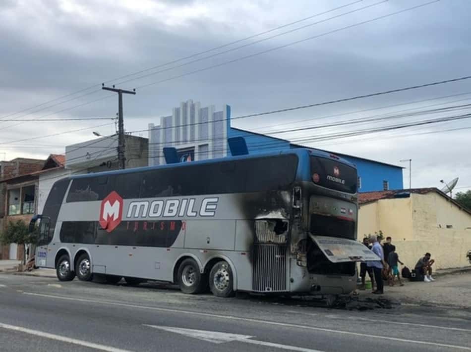 Ônibus com delegação de clube brasileiro pega fogo a caminho de cidade onde jogará; assista ao vídeo