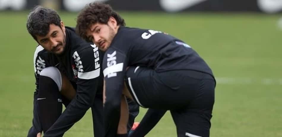 Douglas recorda caos após cavadinha de Pato pelo Corinthians: 'Seu f**, você ganha dinheiro pra caramba'