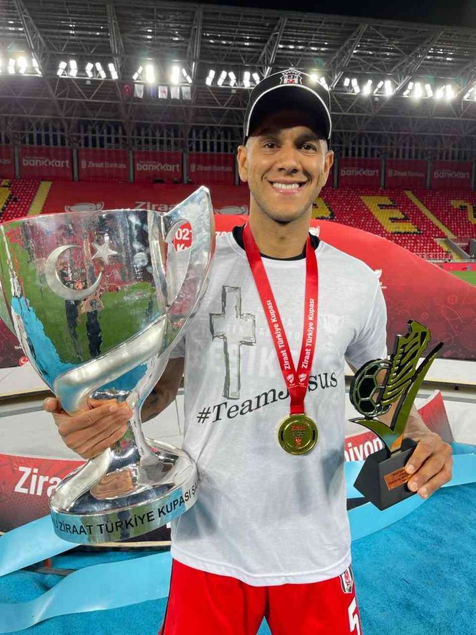 Campeão turco, Souza marca em decisão da Copa da Turquia pelo Besiktas