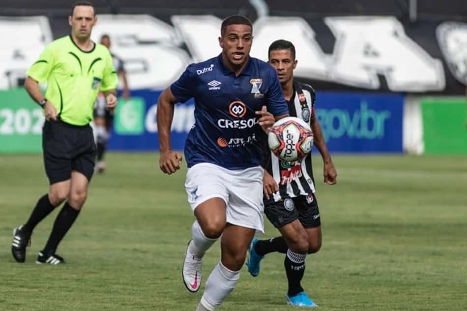 Lateral Igor Bosel comenta vitória do Azuriz no jogo de ida das quartas de final do campeonato paranaense