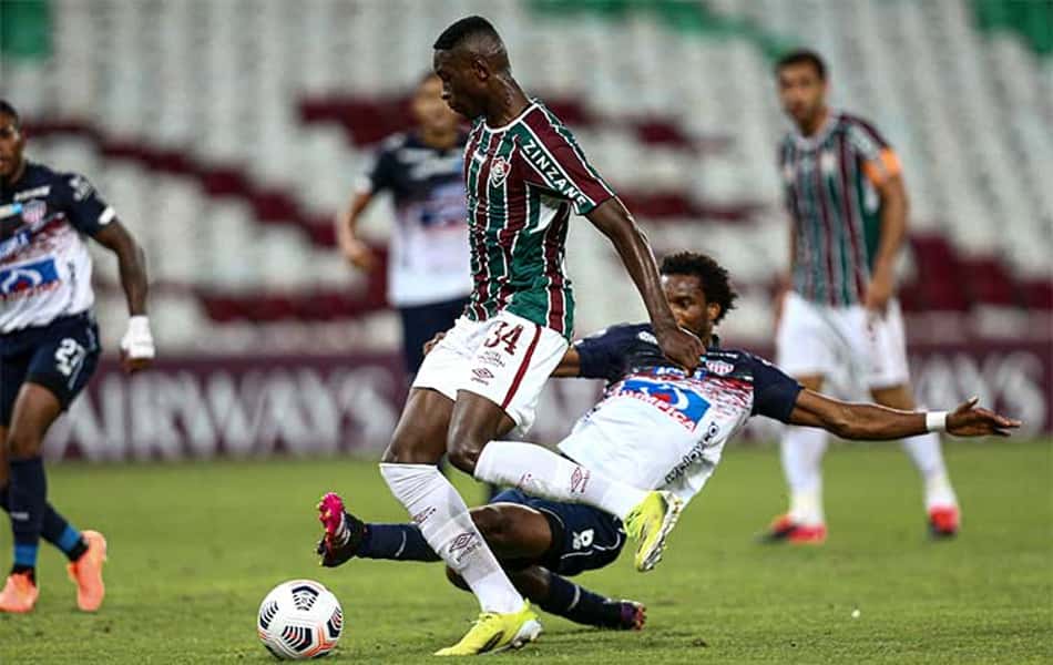 Análise: Fluminense volta a ter meio-campo espaçado, jovens sentem o jogo e decisão fica para a Argentina