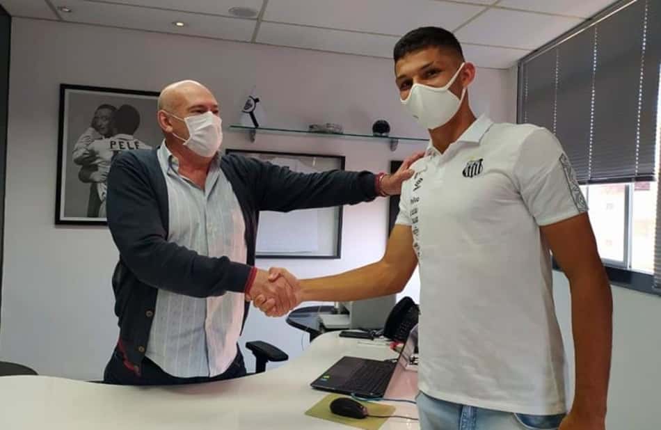 Santos anuncia a renovação de contrato com o zagueiro Jhonnathan