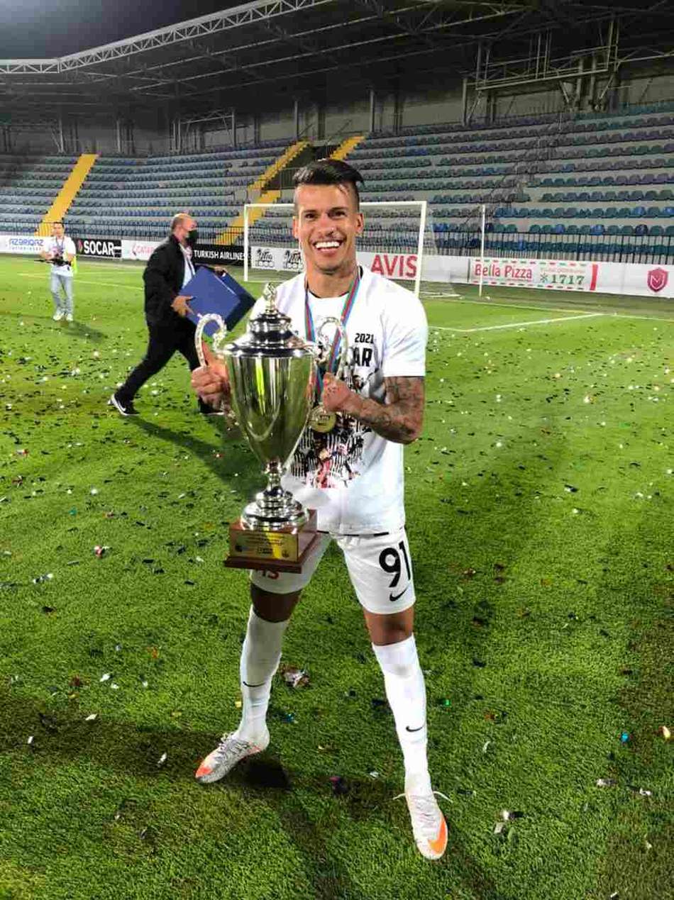 Thallyson celebra título nacional no Azerbaijão e vaga na próxima Champions: 'Não existe sensação melhor'