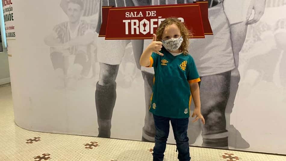 Fã do ídolo Ézio, tio é influência para o pequeno Emanuel, que visitou a sede do Fluminense