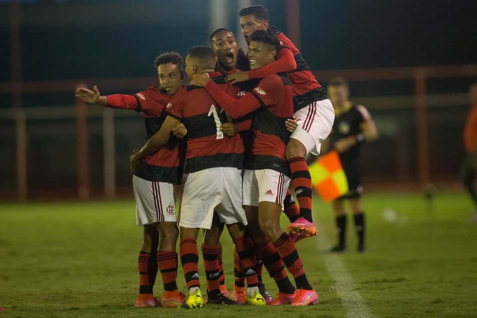 Em jogo de sete gols, Flamengo vence o Grêmio e segue com 100% no Brasileirão Sub-17