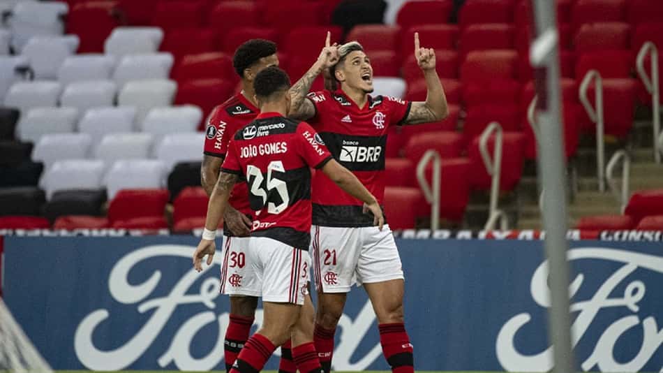 Com time misto e um a menos, Flamengo sofre, empata no fim com a LDU e garante vaga nas oitavas