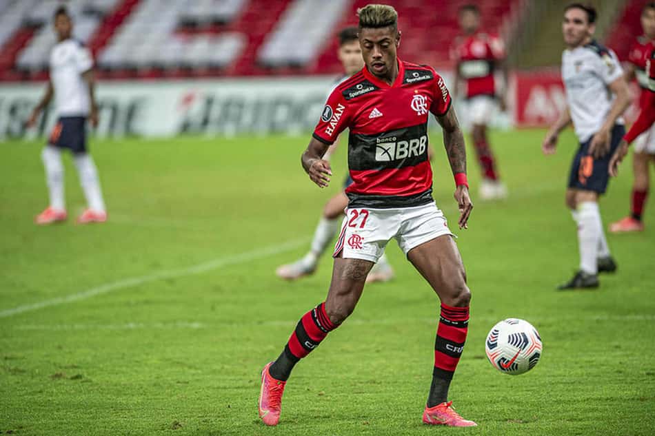 Bruno Henrique recebe o terceiro amarelo em lance polêmico e desfalca o Flamengo contra o Vélez
