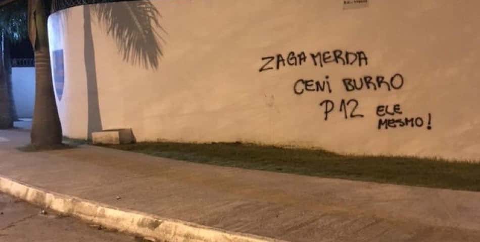 Após empate do Flamengo com a LDU, muro do Ninho do Urubu é pichado com críticas a Ceni e defesa