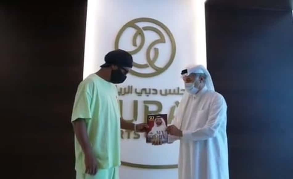 Após ser vacinado, Ronaldinho ganha visto especial para morar nos Emirados Árabes