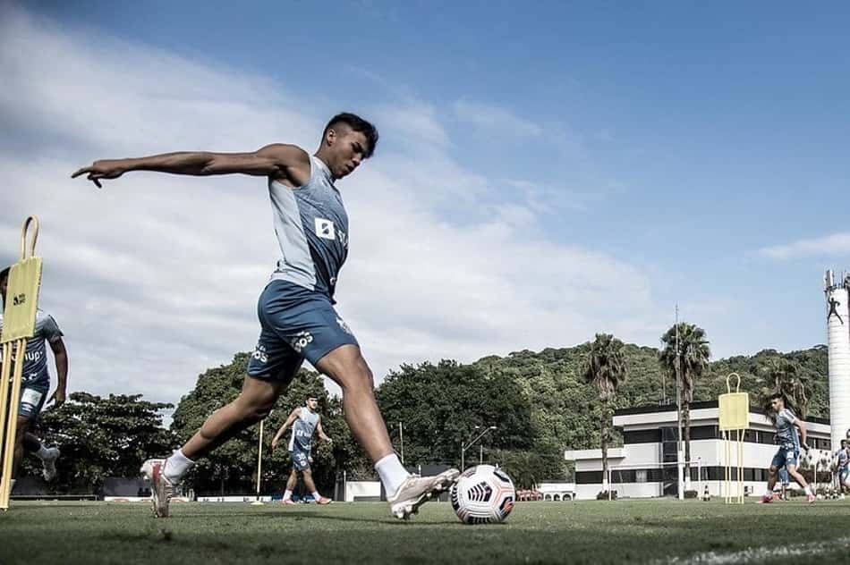 Renovação de contrato emperrada não atrapalha desempenho de Kaio Jorge no Santos