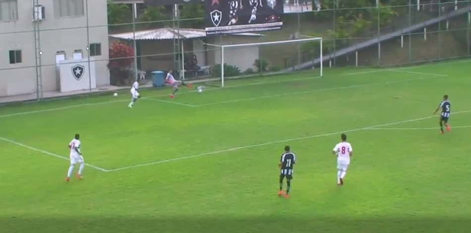 Goleiro do Botafogo faz gol contra bizarro em goleada para o São Paulo pelo Brasileirão sub-17; veja lance
