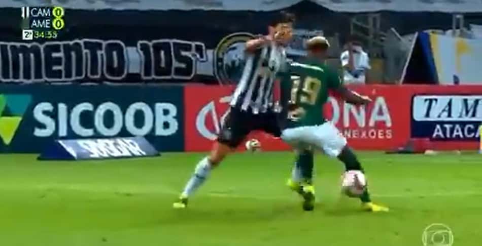 Ribamar erra drible na final do Campeonato Mineiro, e lance bizarro viraliza nas redes; assista