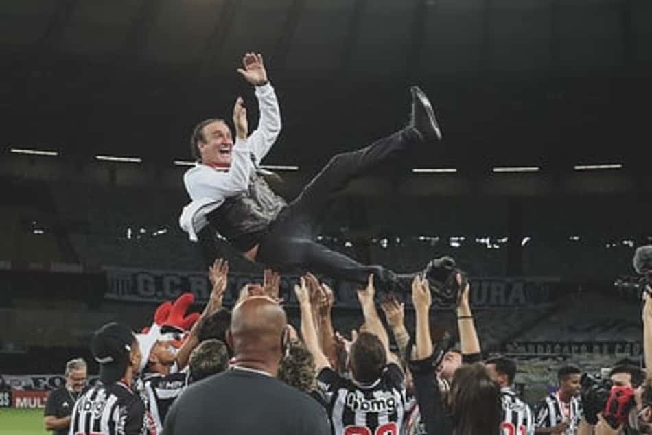Jogadores e comissão técnica do Galo doam premiação pelo título Mineiro aos funcionários do clube