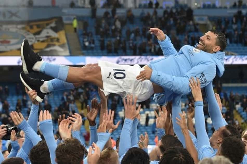 Em sua despedida, Agüero comprou relógios e sorteou carro para funcionários do Manchester City
