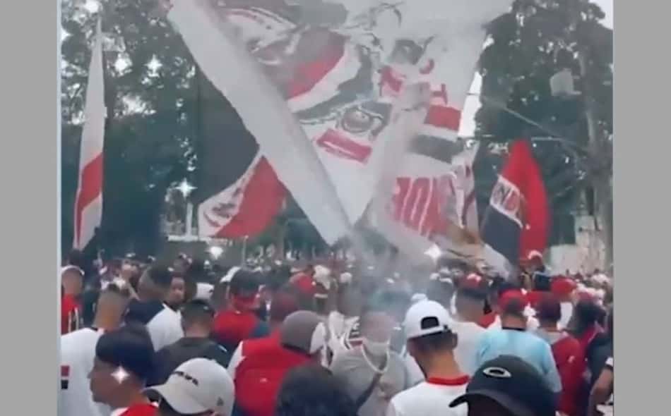 VÍDEO: Torcida do São Paulo comemora título do Campeonato Paulista nos arredores do Morumbi