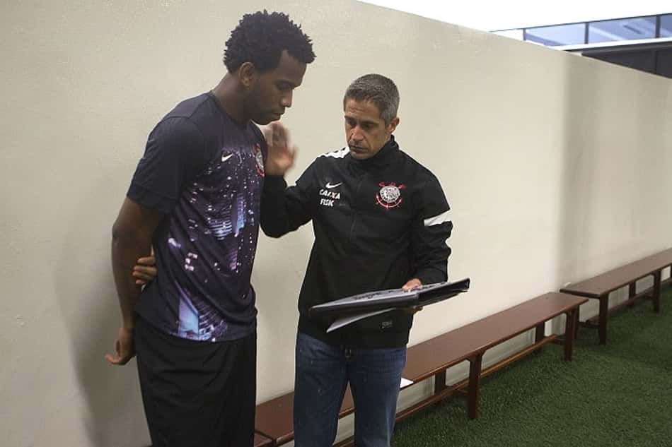 Chegada de Sylvinho faz Gil voltar a ter sequência pelo Corinthians