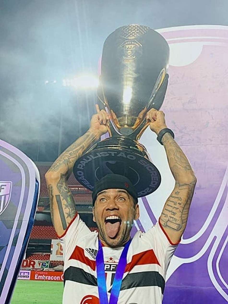 Fifa se derrete com título paulista de Daniel Alves: 'Imã humano de troféus'