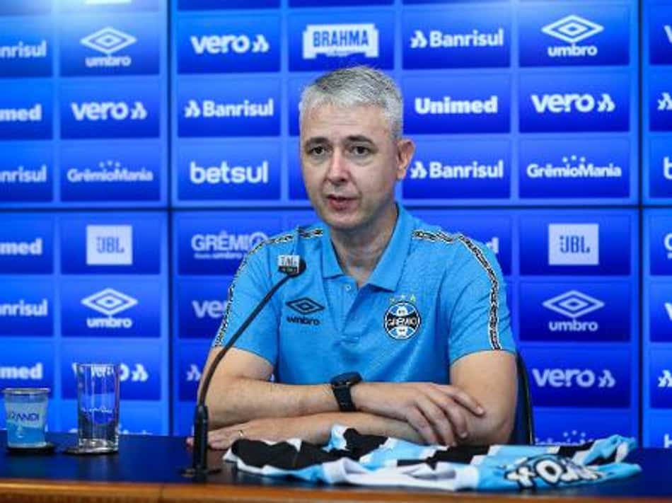 Tiago Nunes lembra de surto de Covid-19 para explicar início ruim no Brasileirão