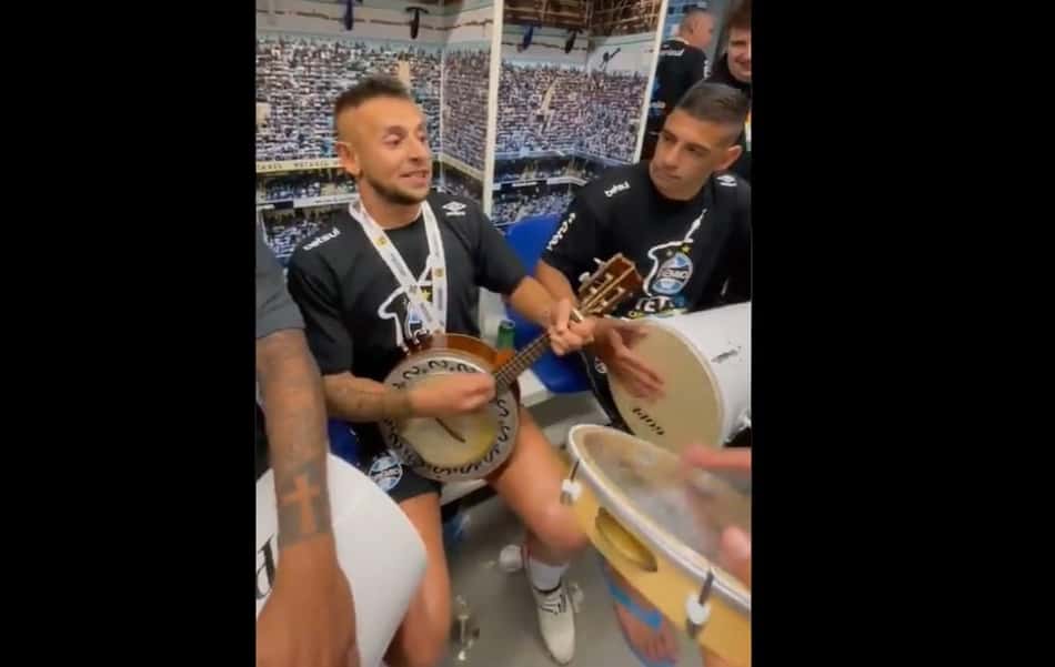 VÍDEO: Rafinha provoca Yuri Alberto após atacante do Internacional dizer para o lateral: 'Jogou onde?'