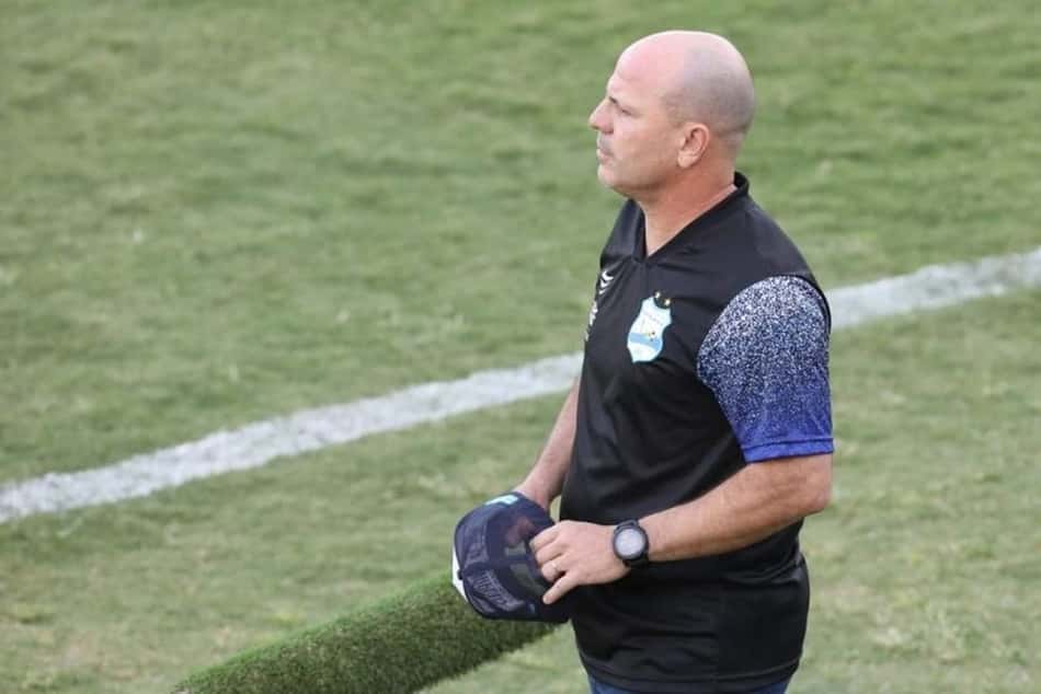 Cléber Gaúcho comemora título inédito pelo Grêmio Anápolis: 'Alegria muito grande'