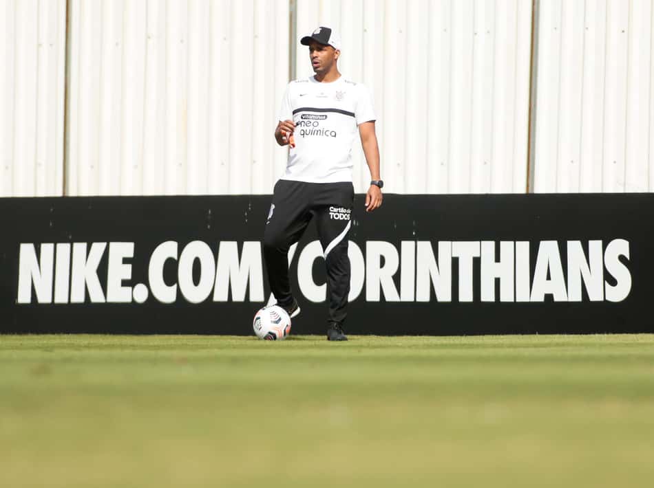 Fernando Lázaro ganha moral no Corinthians após período como interino