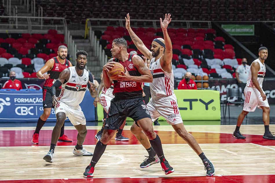 Em novo jogo com final dramático, Flamengo supera o São Paulo e fica a uma vitória do título do NBB