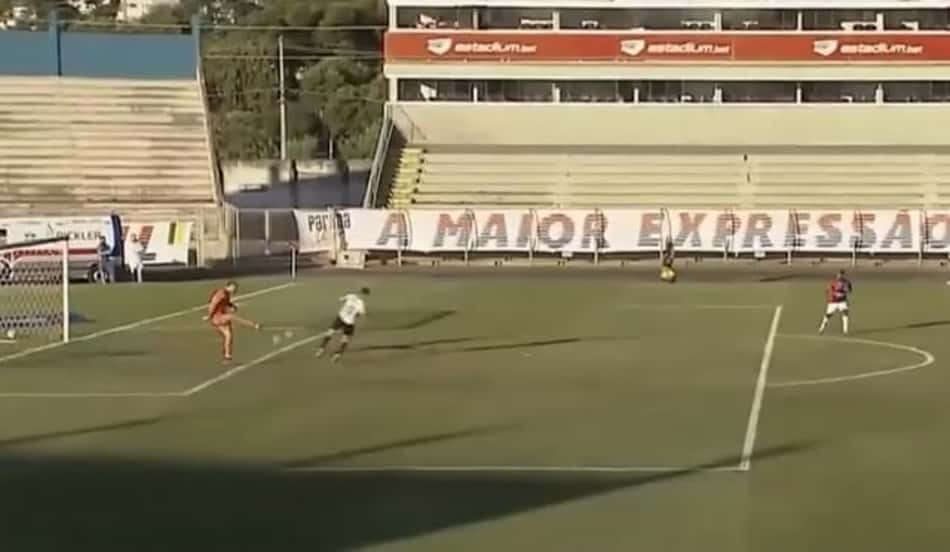 Goleiro do Paraná falha e sofre gol bizonho ao dar chutão em cima de jogador do Furacão