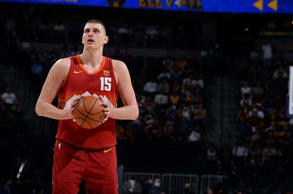 Técnico do Nuggets ironiza comparação entre Jokic e Porzingis