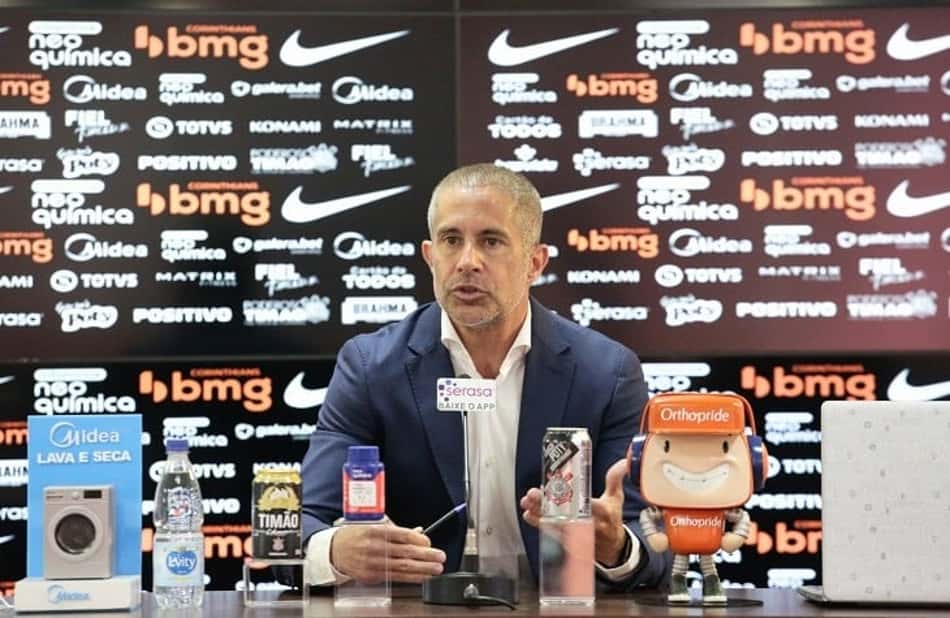 Mesmo com primeira vitória pelo Corinthians, Sylvinho diz que é 'cedo para falar em time ideal'