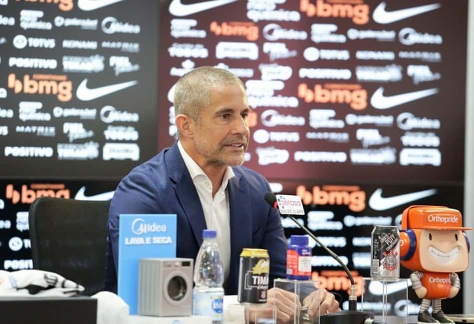 Sylvinho destaca pontos inegociáveis em seu trabalho no Corinthians: 'Perda de tempo não dá'