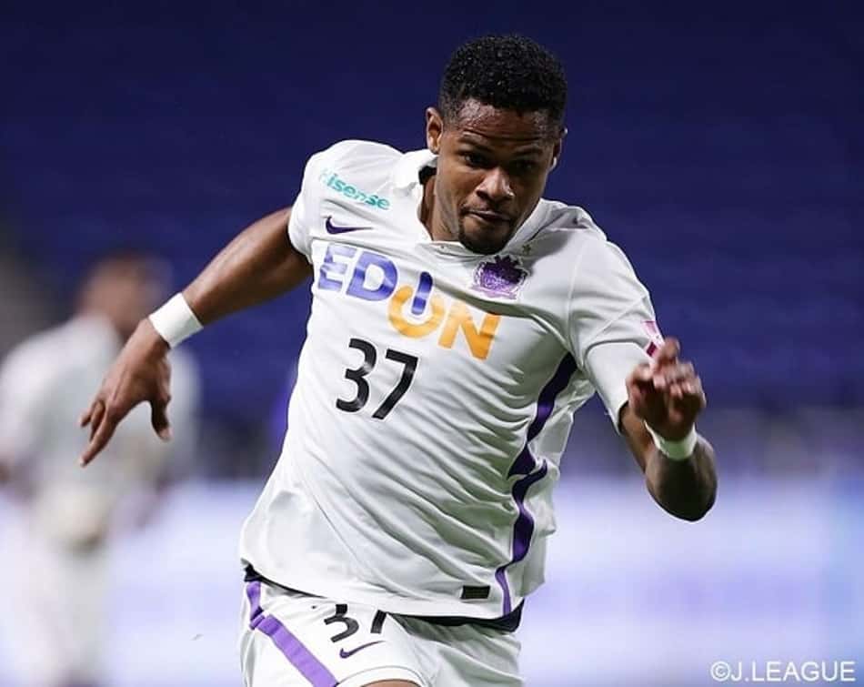 Decisivo, atacante Júnior Santos anota gol e assistência em vitória do Sanfrecce Hiroshima na J-League