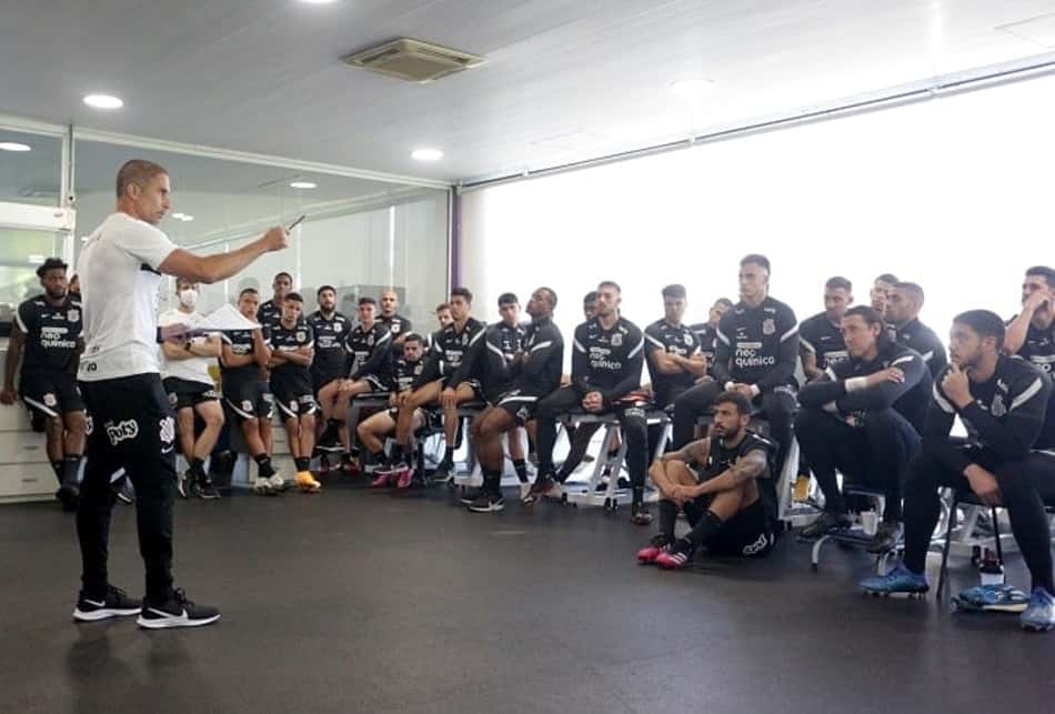 Em primeiro contato com o elenco do Corinthians, Sylvinho diz que dará caminho aos atletas
