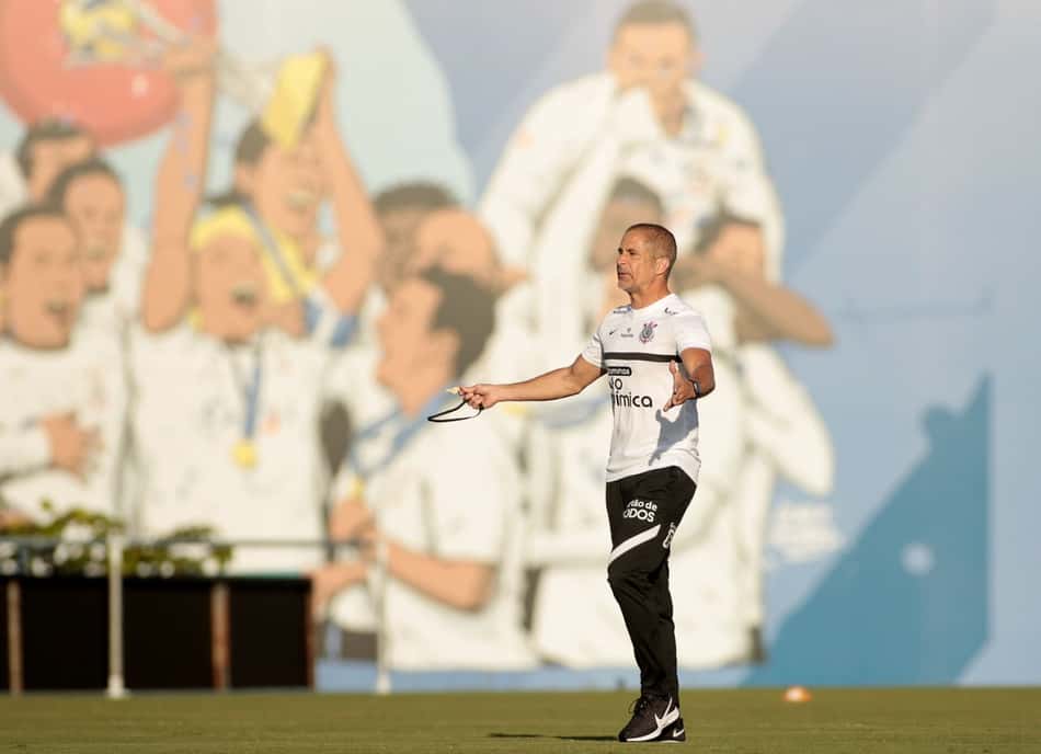 Sylvinho afirma que momento financeiro do Corinthians não é barreira para ele