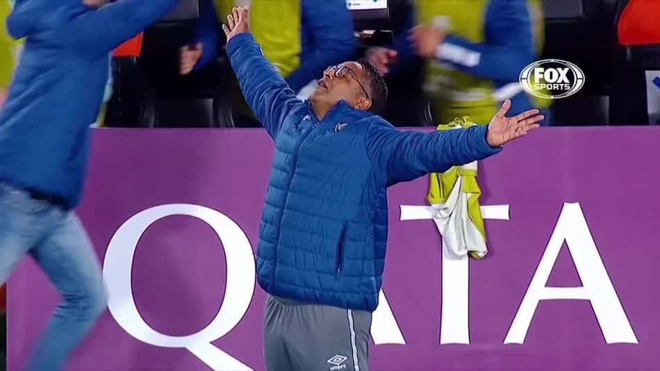 Roger explica celebração com braços abertos após gol do Fluminense: 'Me recordo da minha mãe de criação'
