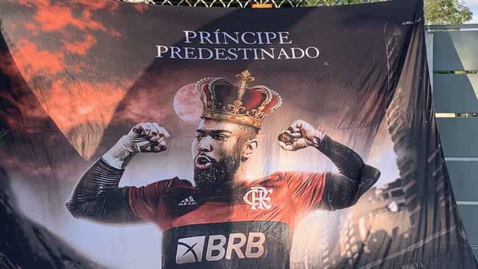 'Príncipe predestinado': torcida do Flamengo homenageia Gabigol com bandeira e placa