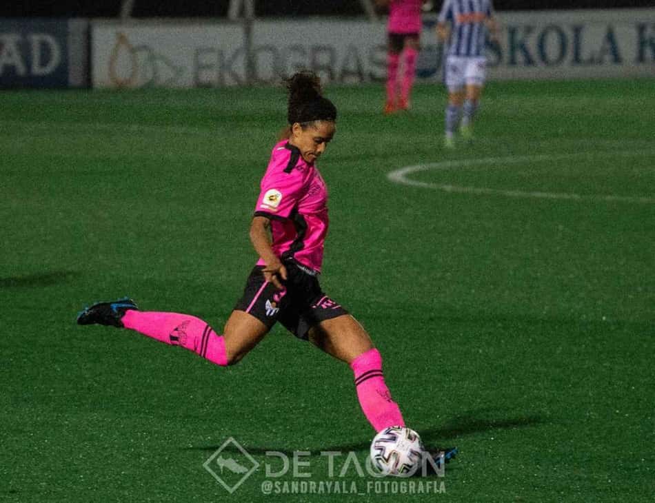Zagueira brasileira comenta experiência no campeonato espanhol e permanência na elite