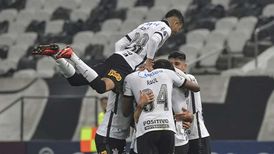 Corinthians goleia o River Plate-PAR na despedida da Sul-Americana