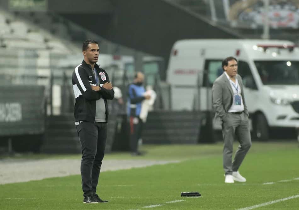 Fernando Lázaro diz que 'energia de Sylvinho' já influenciou o Corinthians em goleada