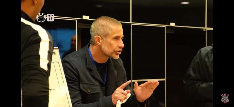 Bastidores do Corinthians: Sylvinho cobra elenco de 'construir suas vitórias'