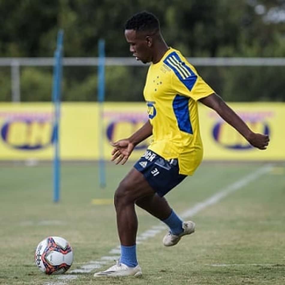 Klebinho se apresenta à torcida do Cruzeiro e tem como inspiração Léo Moura e Daniel Alves