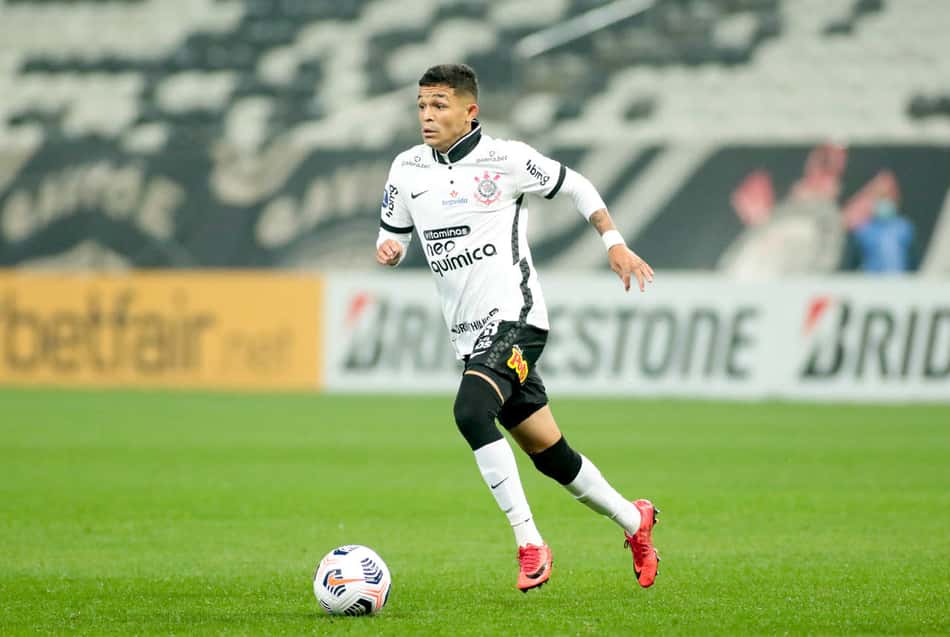Adson celebra boa atuação em goleada pelo Corinthians: 'Temos que fazer o nosso melhor'